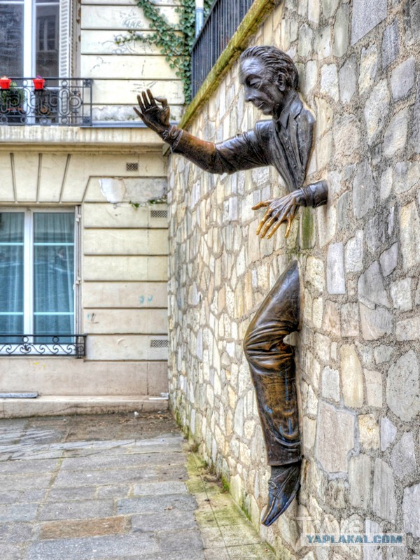 Памятник Кисе Воробьянинову…