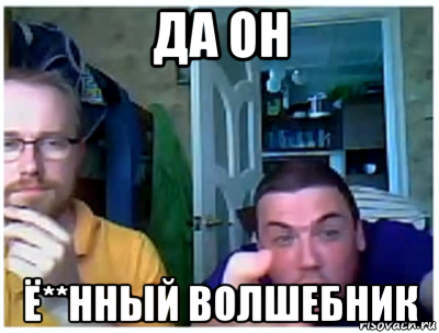 Водитель грузовика с бревнами проезжает по очень узкому серпантину.