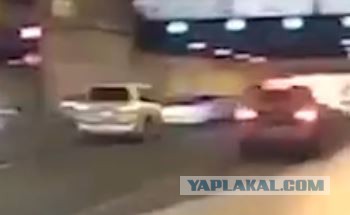Авария с четырьмя машинами в Москве. Погиб полицейский
