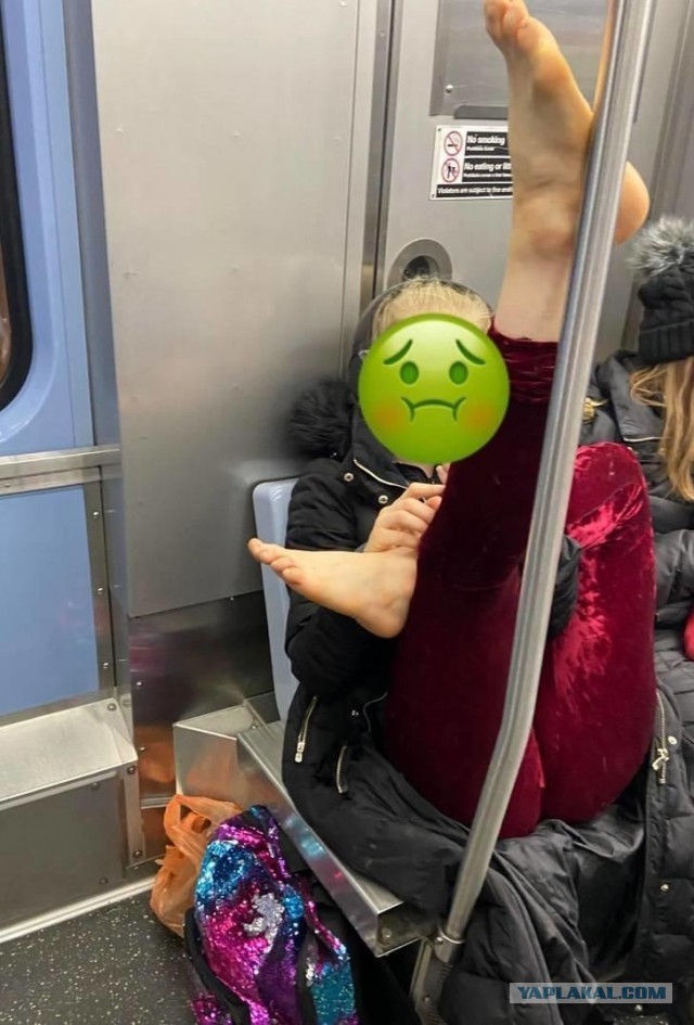 В Москве легкомысленная девушка показала сиськи случайному мужику в метрополитене и поплатилась