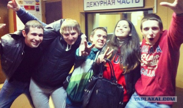 Крутые ребята против одной девушки