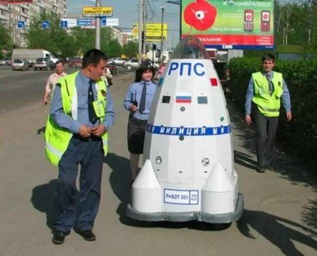 Роботы-полицейские вышли на патрулирование улиц Шэньчжэня в Китае