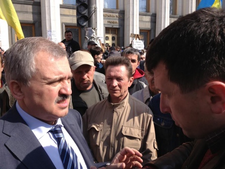 Противники повышения налогов попытались штурмовать
