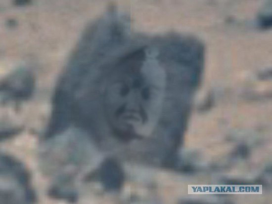 Камень с выгравированным лицом на Google Mars!