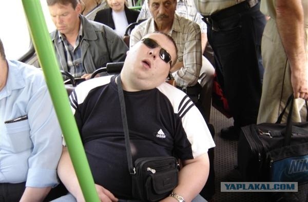 Зимой она шубу в треники заправляет?