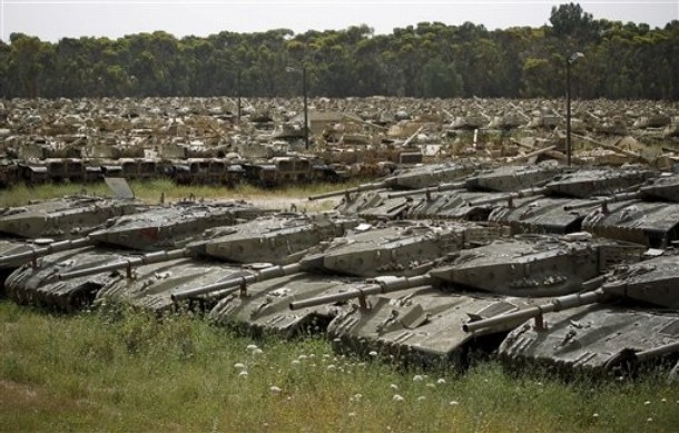 На поле танки ... догнивали