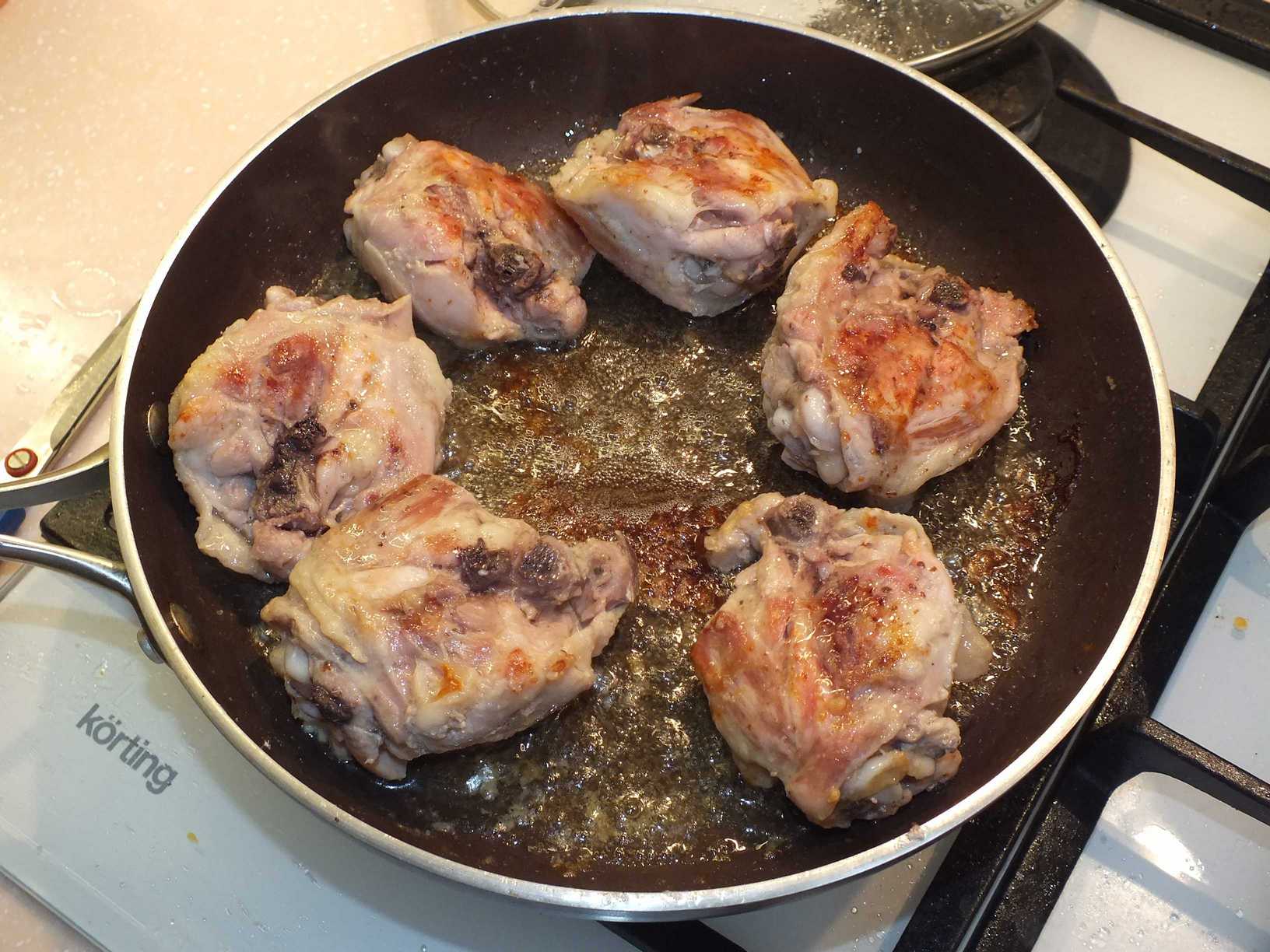 Рецепт вкусных бедер куриных на сковороде. Жареные бедрышки на сковороде. Бедро куриное. Жареные куриные бедра на сковороде. Куриные бёдра на сковороде.