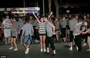 Жестокое нападение пьяной толпы на Лев Против