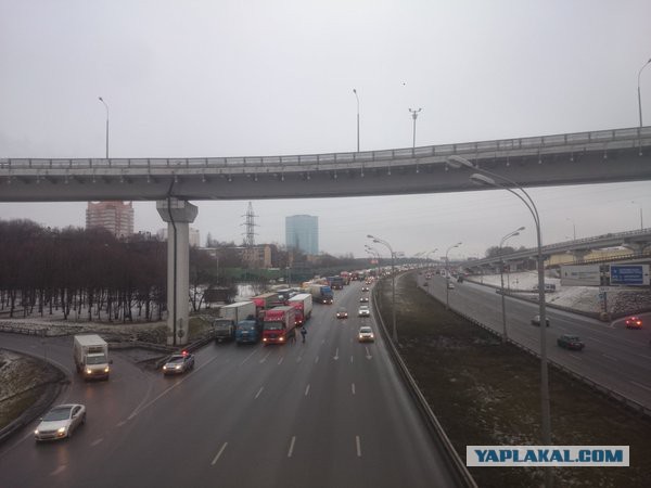 Дальнобойщики начали перекрывать МКАД 04.12.15