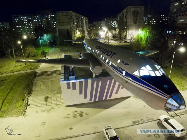 Самолет во дворе