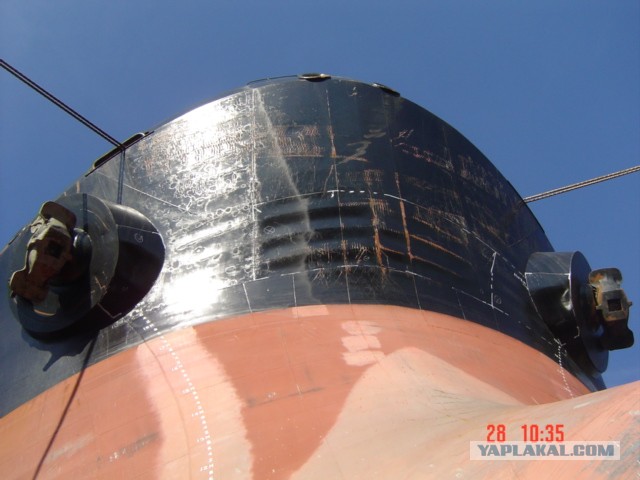 Танкер перекрыл проход через Суэцкий канал