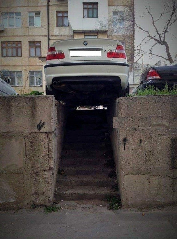 Самокатчик проиграл огромной луже