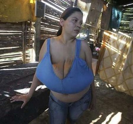 У девушки самая большая грудь... Но она не рада