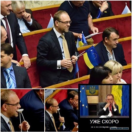 Яценюк подал в отставку.