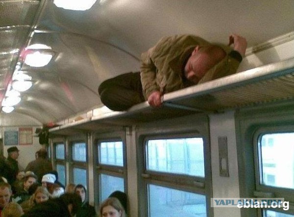 Спящая парочка в электричке