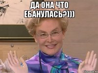 Обнаженная молодая мама позирует с маленьким сыном, пропагандируя грудное вскармливание