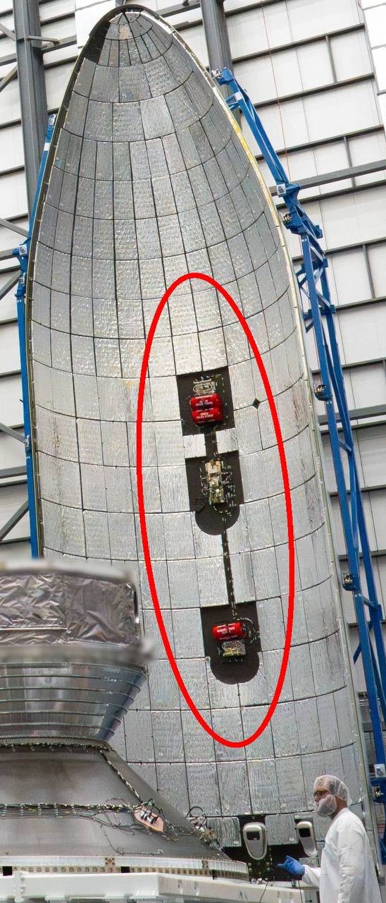 Blue Origin показали запись возвращения головного обтекателя ракеты New Glenn в океан.