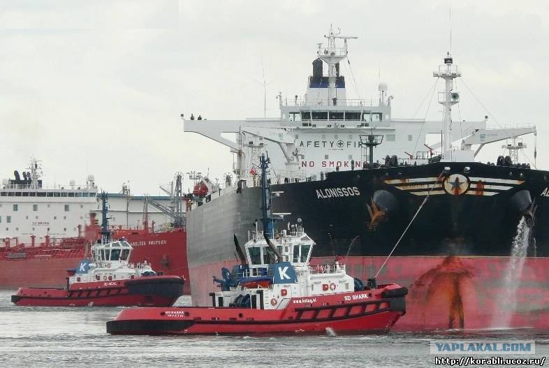 Речные баржи 9002. Затонувший буксир. Буксир потянул пыхтит мылит воду. Толчок на судне. Речной буксир.