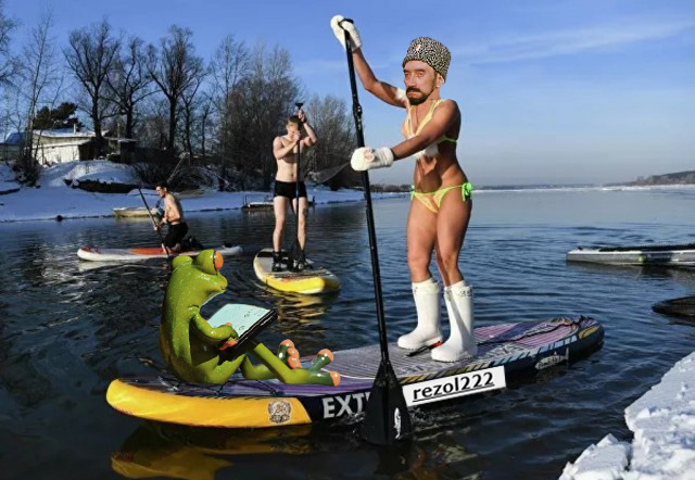 Жаба - Девушка с веслом