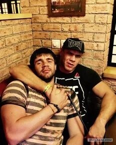 Кикбоксёр Игорь Мамонтов, которого СМИ называют чемпионом мира, этим утром стрелял в барменшу на Невском. А после забил девушку руками в каморке для сотрудников — её пришлось госпитализировать.