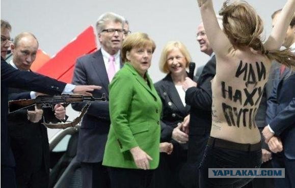 FEMEN показали Путину и Меркель голые груди:))