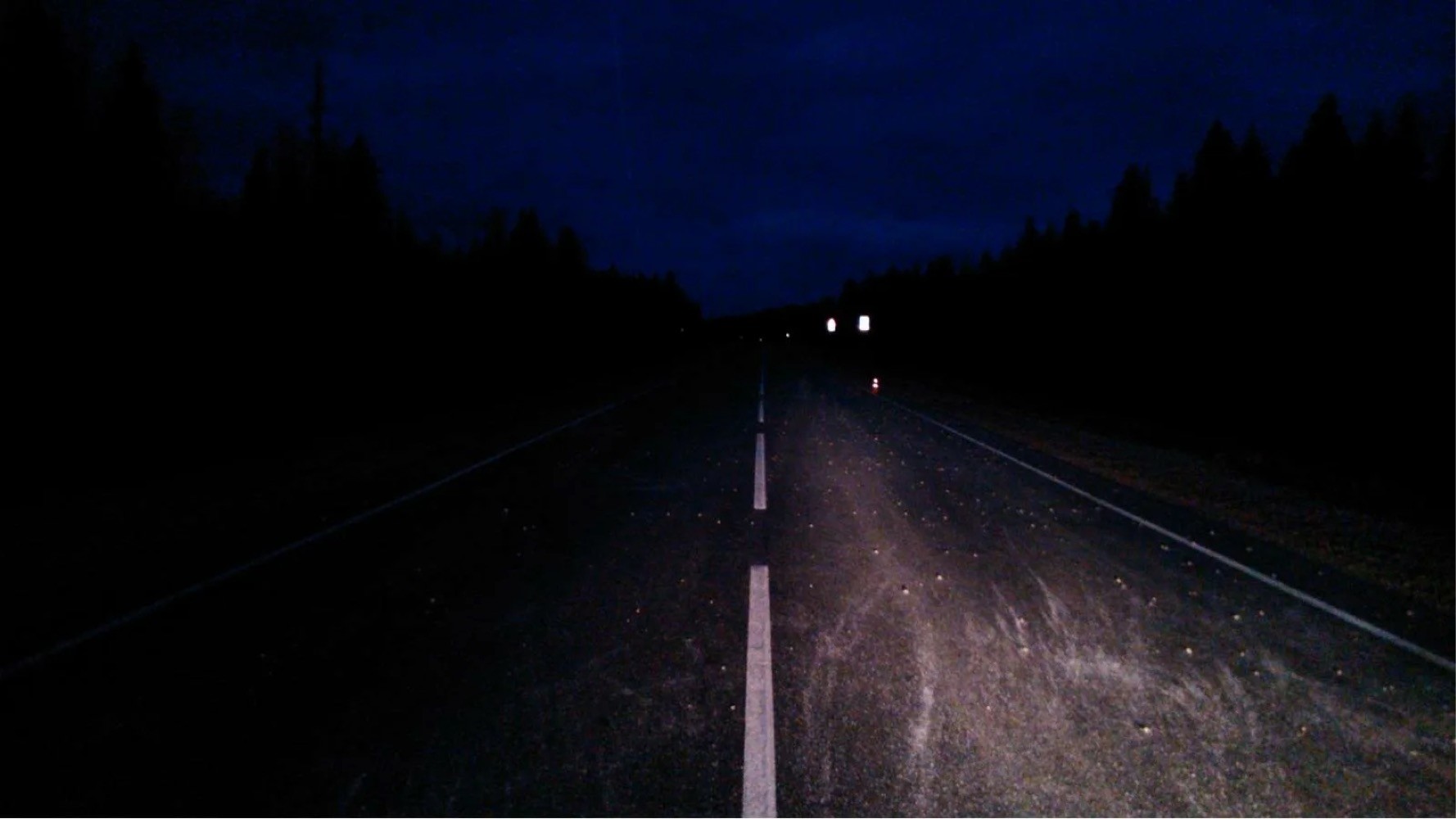 В темное время видно. Дорога ночью. Дорога в лесу ночью. Село дорога ночь. Трасса ночью.