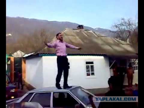 Зачем на Кавказе крыши свадебных лимузинов сверху украшают коврами