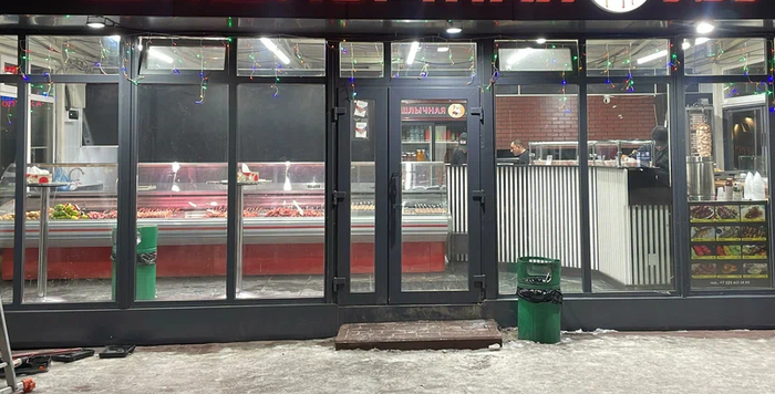 В Самаре курьера шашлычной уволили за то, что он налил 100 грамм замерзающему бездомному