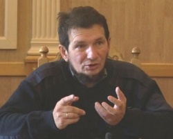 Отражение люстры в оконном стекле