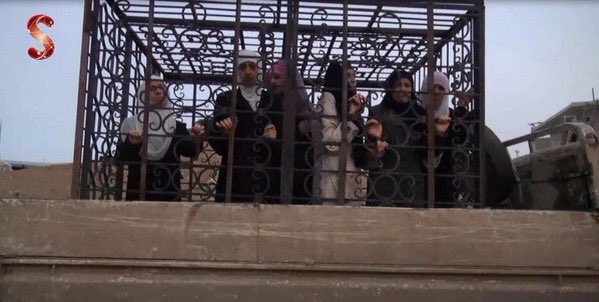 Сирийские боевики прикрываются живым щитом