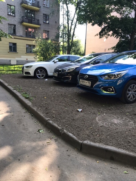 Жители Санкт-Петербурга обрадовались новой "парковке" и поспешили занять свои места