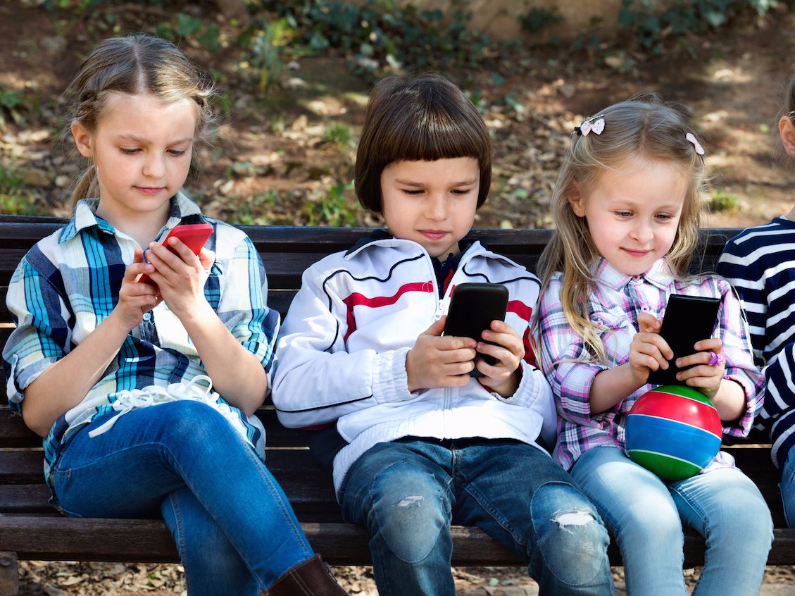 Современные игры современных родителей. Ребенок со смартфоном. Современные дети и гаджеты. Дошкольники и гаджеты. Ребенок сидит в телефоне.