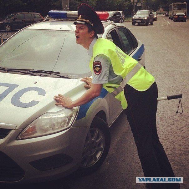 ГАИшники отдают честь BMW с Путиным на капоте