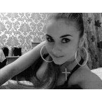 Девушка продает платье