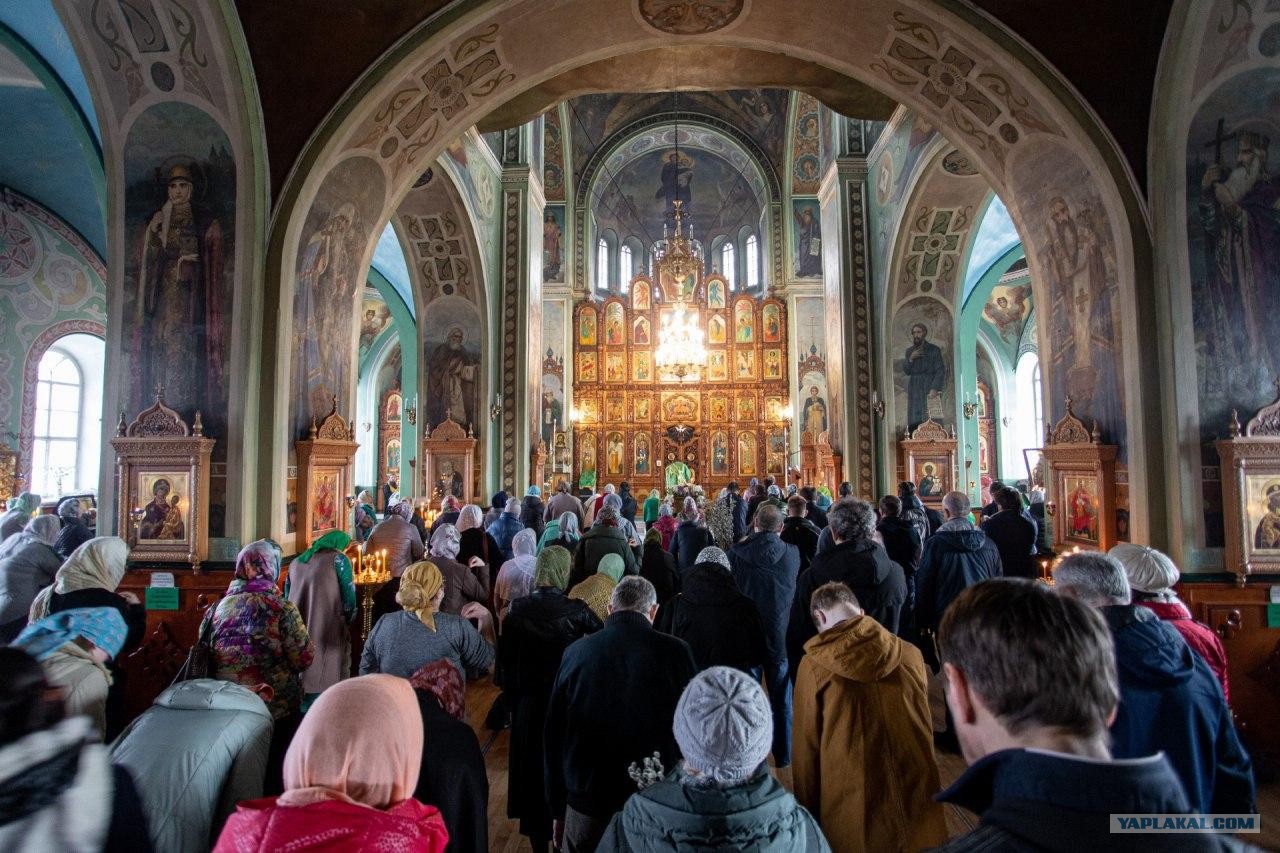Христианский храм и прихожане