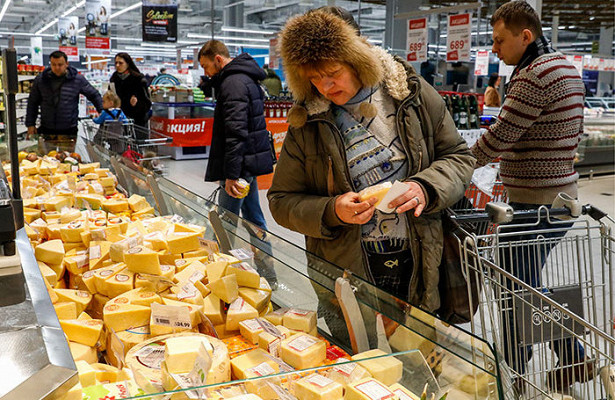Россияне в целях экономии постепенно переходят на "сырный" продукт