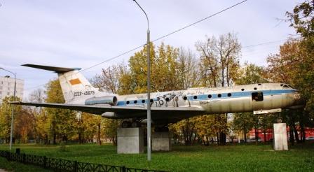 Самолет во дворе