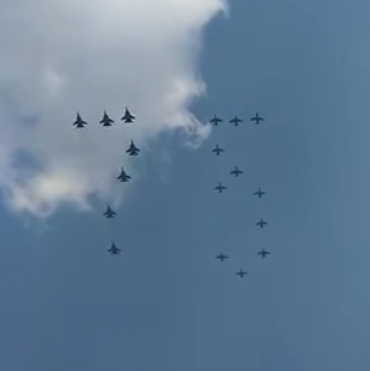На Дону истребители Су-30 и штурмовики Су-25 пролетели в виде цифры 75