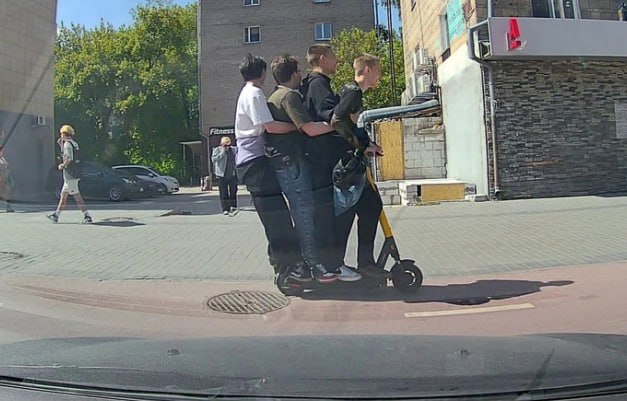 Власти запретят детям пользоваться электросамокатами, а взрослых обяжут получать права на их вождени