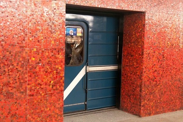 В московском метро появилась разметка с указанием, где откроются двери поезда