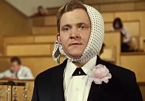 Видео с политиками, но не о политике