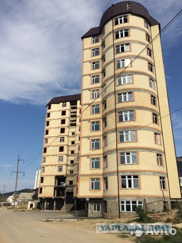 В строящемся доме в Дагестане замуровали окна, выходившие на резиденцию муфтия