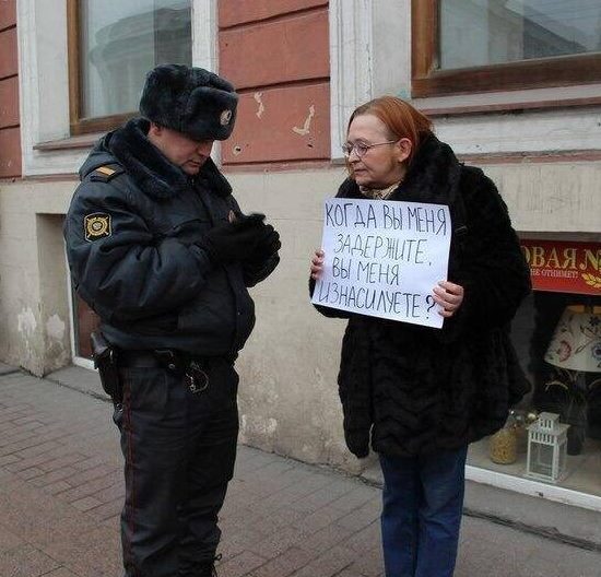 В Москве мужчина разбил посты почётного караула и чуть не потушил Вечный огонь