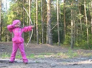 Камбождийская рыбачка мастерит лук из ПВХ трубы и пробует его в деле