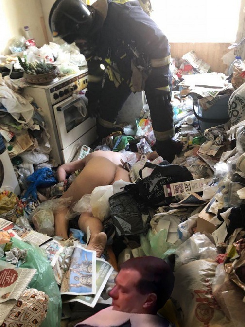 В Москве пьяная голая женщина не заметила начавшийся пожар в квартире и прилегла отдохнуть прямо в горы мусора