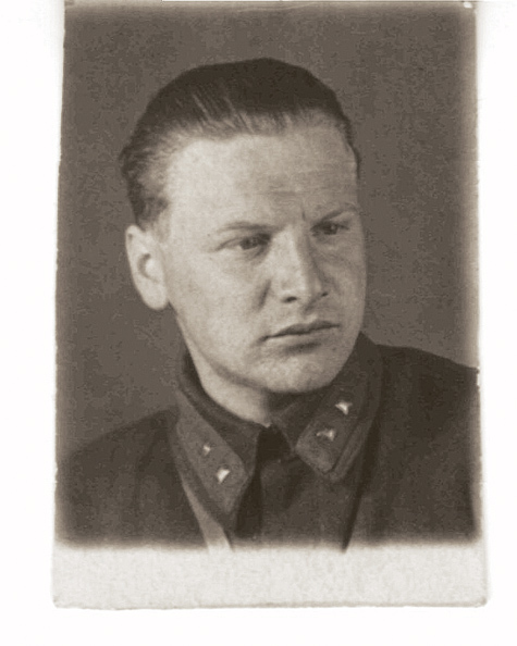 Памятник на «Площади Революции» в Москве.