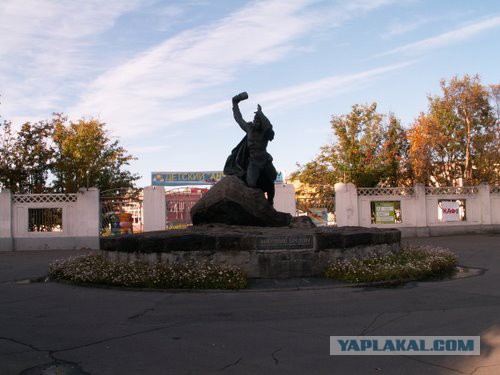 Сочная блондинка-похоронщица глумится над Вечным огнём