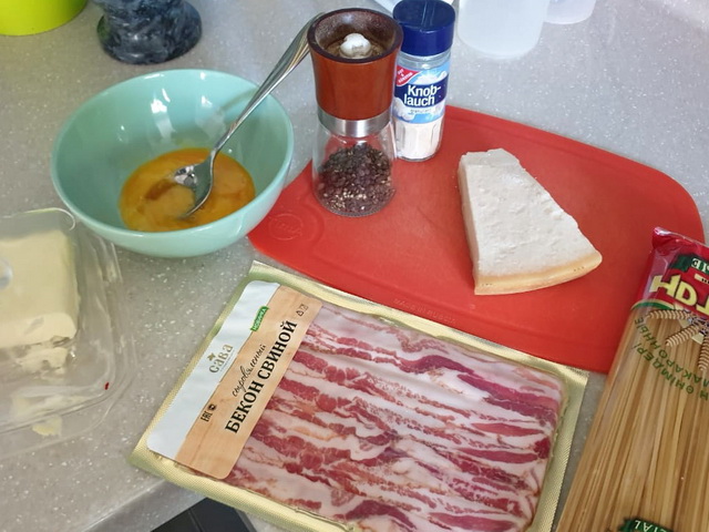 Спагетти с ветчиной, грибами и сливками
