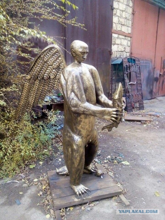 В центре Ярославля установили скульптуры танцующим девушкам, посвященные году театра в России