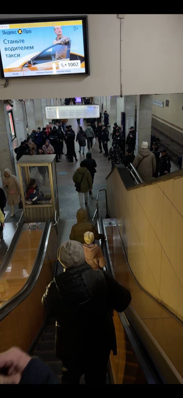 Массовую проверку документов у пассажиров устроили на фиолетовой ветке метро